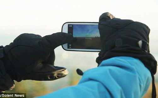 Toate Manusile Pot Accesa Un Touchscreen Daca Li Se Aplica Niste Amprente Speciale