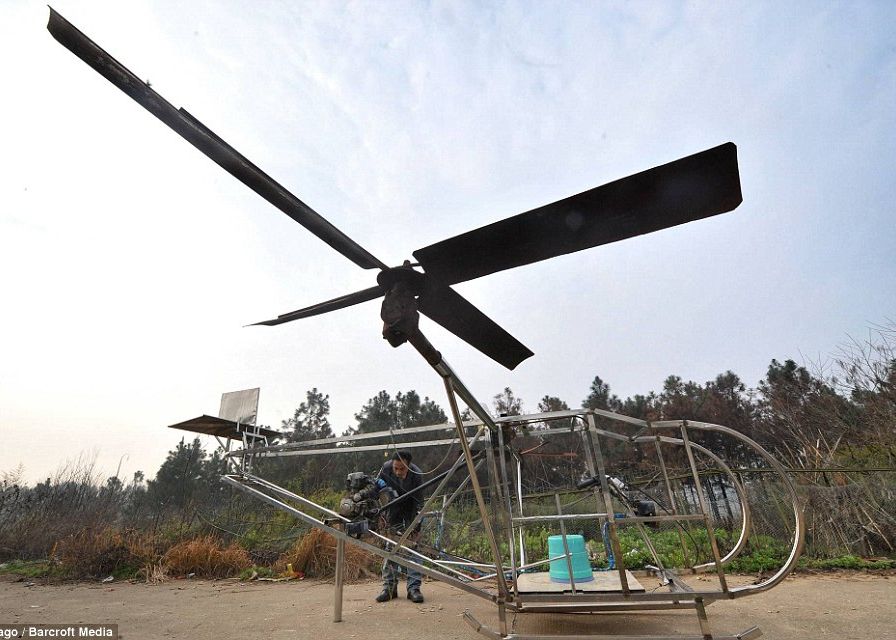 Un fermier a reusit sa croiasca un elicopter cu care chiar s-a ridicat de la sol Un Fermier A Reusit Sa Croiasca Un Elicopter Cu Care Chiar S A Ridicat De La Sol