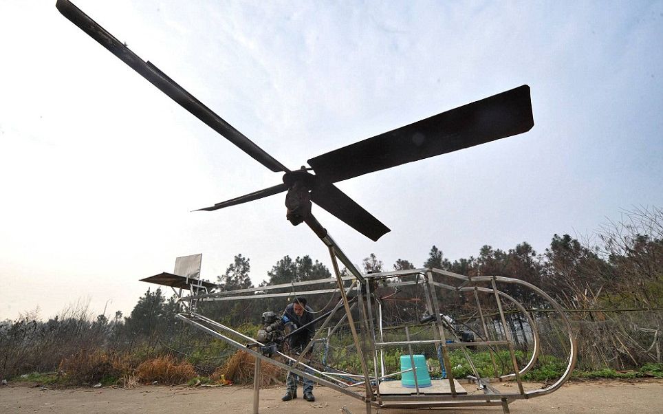 Un fermier a reusit sa croiasca un elicopter cu care chiar s-a ridicat de la sol Un Fermier A Reusit Sa Croiasca Un Elicopter Cu Care Chiar S A Ridicat De La Sol