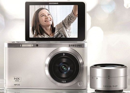 Samsung lanseaza primul aparat foto pentru amatorii de selfie-uri Samsung Lanseaza Primul Aparat Foto Pentru Amatorii De Selfie Uri
