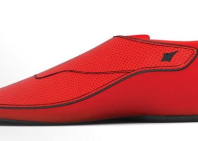 Incaltamintea Cu Gps Inclus Vibreaza Pentru A L Indrepta Pe Purtator Pe Drumul Cel Bun