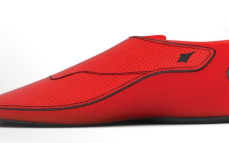 Incaltamintea Cu Gps Inclus Vibreaza Pentru A L Indrepta Pe Purtator Pe Drumul Cel Bun