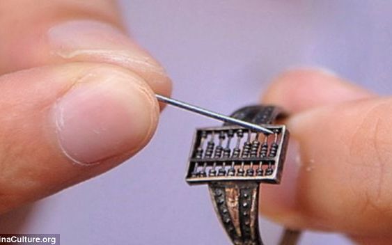 Primul computer purtabil a aparut in China in urma cu 300 de ani Primul Computer Purtabil A Aparut In China In Urma Cu 300 De Ani