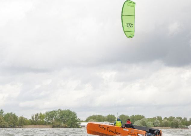 Kiteboating, sportul care imbina kitesurfingul cu navigatia VIDEO Kiteboating Sportul Care Imbina Kitesurfingul Cu Navigatia Video