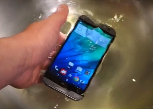 HTC One (M8), testat fara mila. Cum rezista in apa si trantit de beton. VIDEO Htc One M8 Testat Fara Mila Cum Rezista In Apa Si Trantit De Beton Video