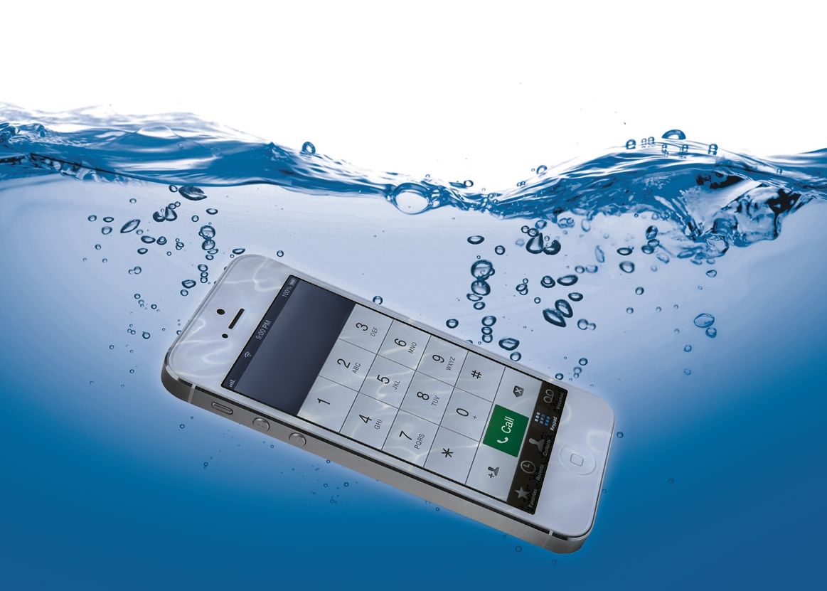 Ti A Cazut Telefonul In Apa Cea Mai Buna Metoda Prin Care Il Poti Repara