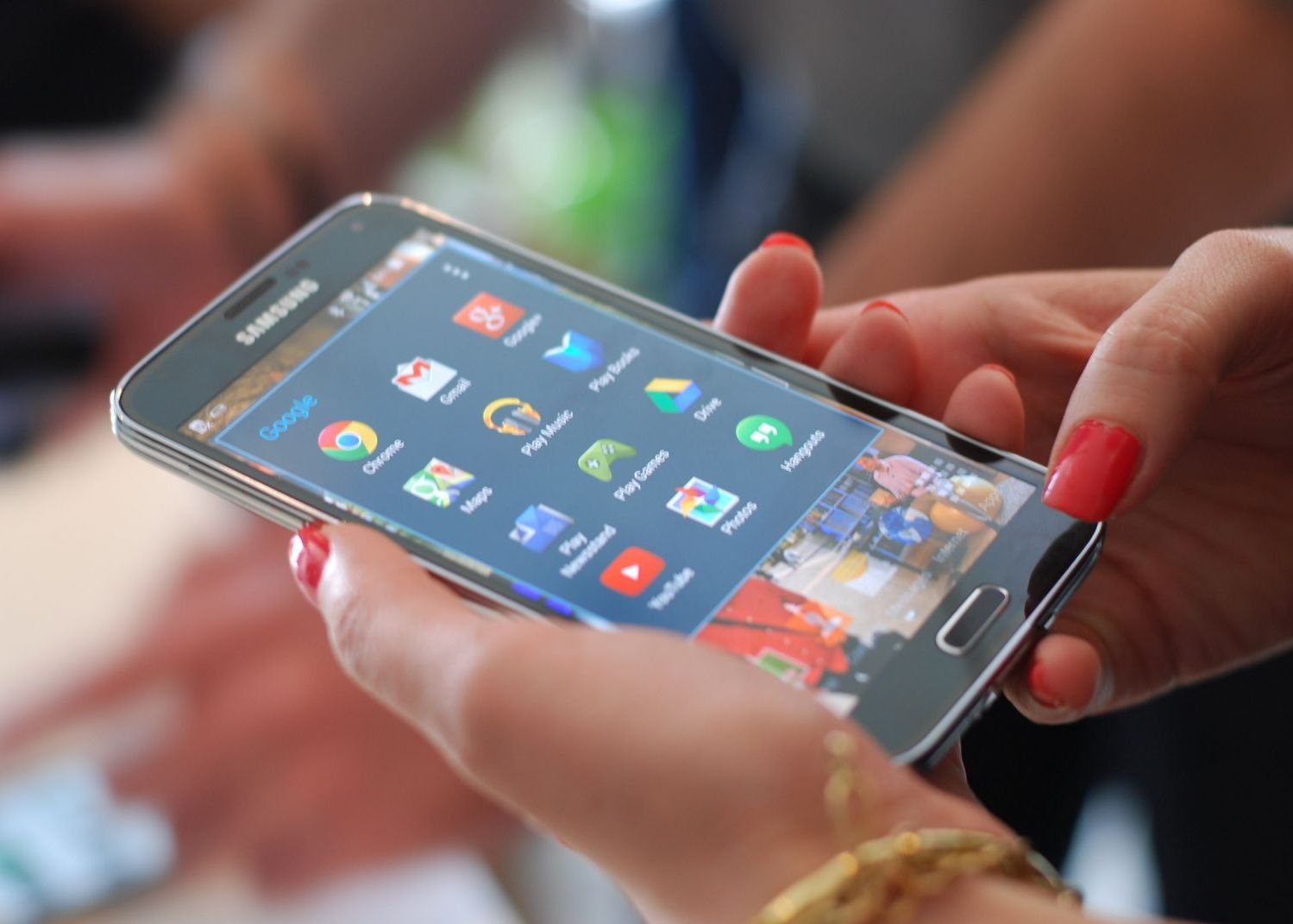 Test Nebun Samsung Galaxy S5 Si Galaxy S4 Trantite De Beton Care Rezista Cel Mai Bine