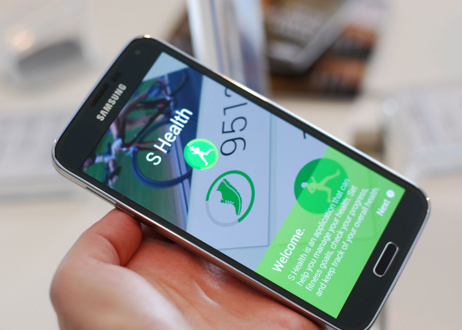 Surpriza Uriasa Ce Se Intampla Cu Un Samsung Galaxy S5 Aruncat De La Etajul 1 Al Unei Cladiri