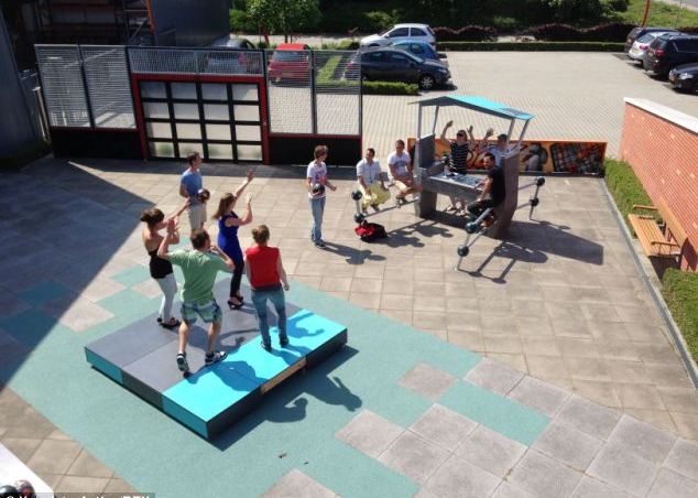 Pupitrul De Dj Perfect Pentru Zilele De Vara Video