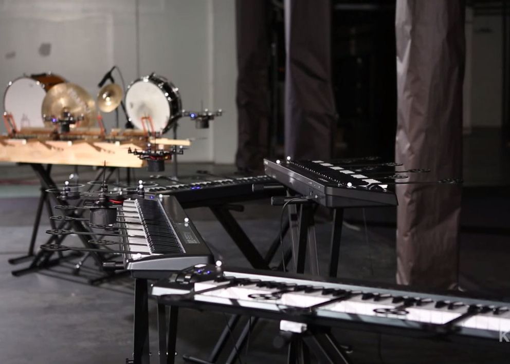 Dronele Ar Putea Da Concerte In Viitor Video