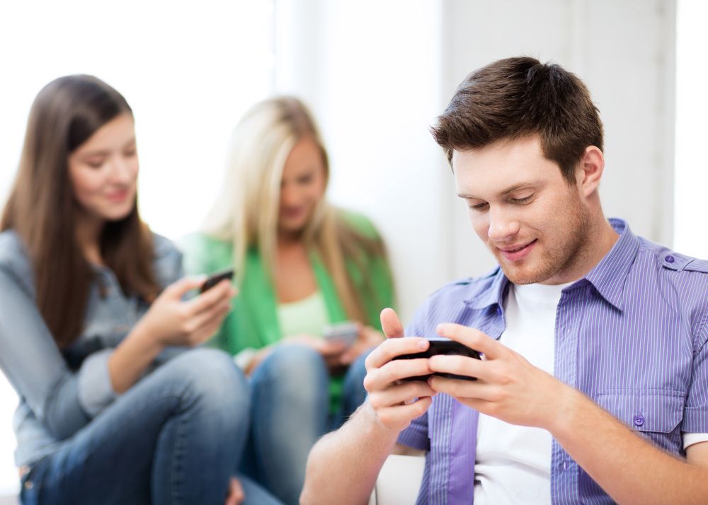 Liceenii Si Studentii Cei Mai Mari Gadgetari Cati Romani Au Smartphone