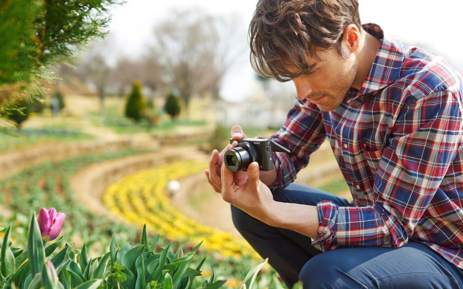 Sony Cyber-shot RX100 III, un aparat micut care vrea sa se bata de la egal la egal cu DSLR-urile Sony Cyber Shot Rx100 Iii Un Aparat Micut Care Vrea Sa Se Bata De La Egal La Egal Cu Dslr Urile
