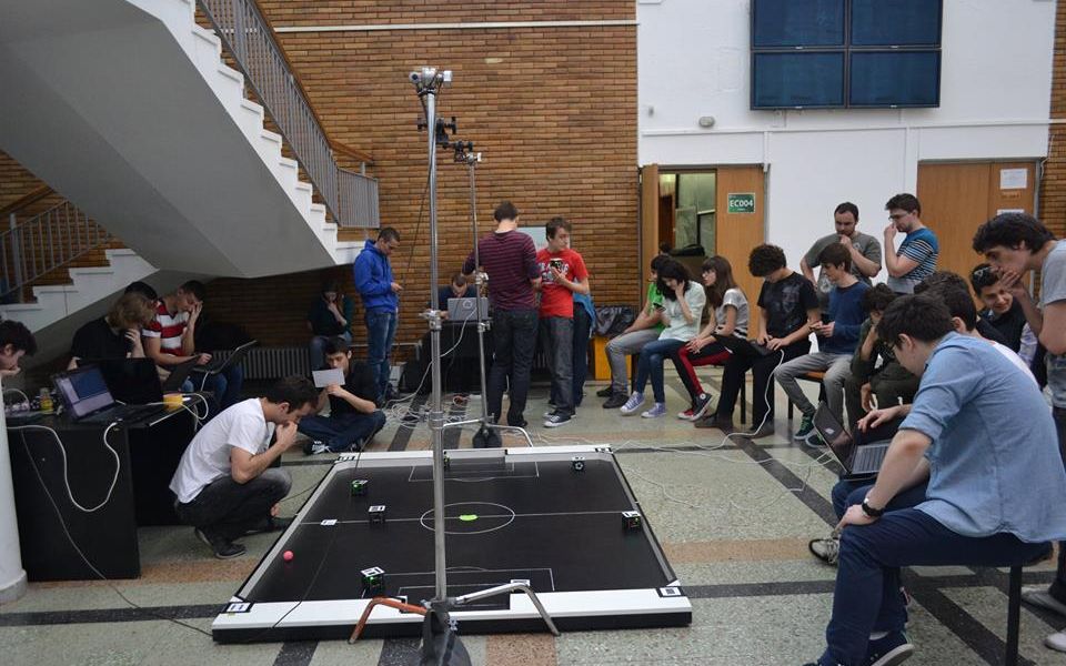 Cel mai amuzant concurs de fotbal cu roboti din Romania are loc pe 23 mai la Politehnica Cel Mai Cool Concurs De Fotbal Cu Roboti Din Romania Are Loc Pe 23 Mai La Politehnica