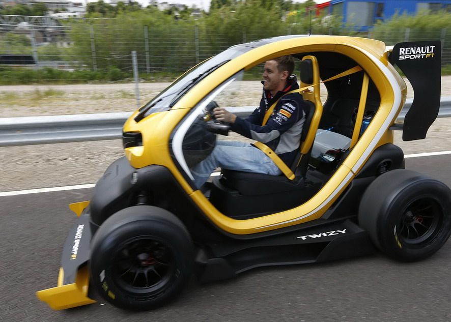 Renault Twizy, masina electrica SF care costa 7.000 de euro a ajuns in Romania Renault Twizy Masina Electrica Sf Care Costa 7 000 De Euro A Ajuns In Romania