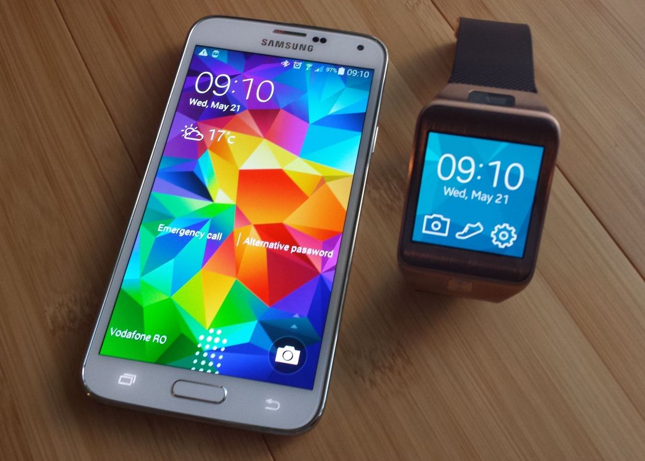 Samsung Galaxy S5 Samsung Gear 2