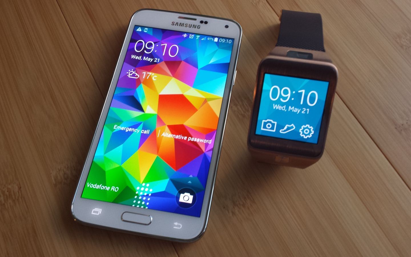 Samsung Galaxy S5 si Samsung Gear 2 Samsung Galaxy S5 Samsung Gear 2