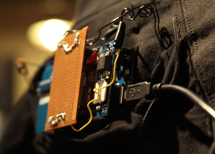 O Romanca A Inventat Hanoracul Inteligent Ce Poti Face Cu El