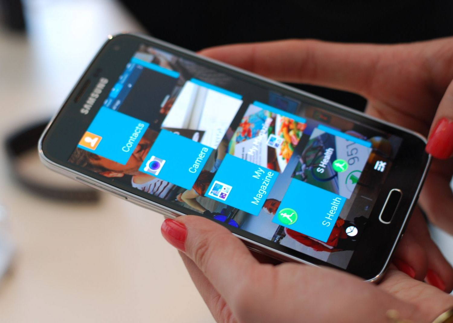 Samsung Galaxy S5 a rulat videoclipuri timp de 15 ore si 18 minute , potrivit cnet. Telefonul are si un mod special de economisire a bateriei. Smartphone Uri Cu Baterie Mare Care Sunt Gadgeturile Care Iti Permit Sa Stai Departe De Incarcator
