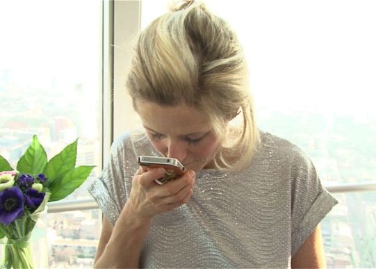 Primul Sms Cu Miros Ce Continea Mesajul Trimis De La New York La Paris