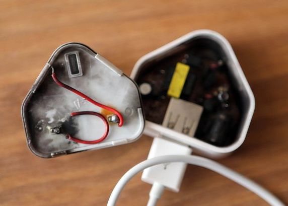 Tragedie din cauza unui incarcator de telefon! Cum deosebesti un produs original de o copie Incarcatorul Usb Trebuie Sa Fie Original Ce A Patit O Tanara Din Australia