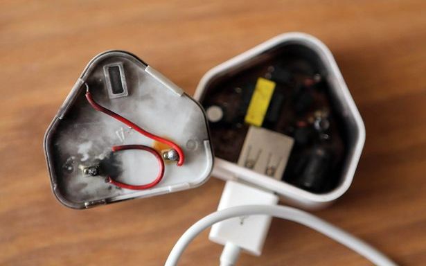 Tragedie din cauza unui incarcator de telefon! Cum deosebesti un produs original de o copie Incarcatorul Usb Trebuie Sa Fie Original Ce A Patit O Tanara Din Australia