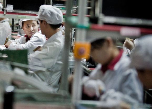 Cine Construieste Noile Iphone 6 Intr O Fabrica Foxconn Au Aparut 10 000 De Angajati High Tech
