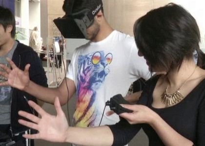 Cum poti controla miscarile altei persoane. Tehnologia SF gandita de cativa tineri din Londra. VIDEO Cum Poti Controla Miscarile Altei Persoana Tehnologia Sf Gandita De Cativa Tineri Din Londra