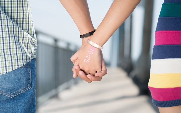 Bratara Care Iti Proiecteaza Informatii Pe Mana Proiect Inedit Pe Indiegogo