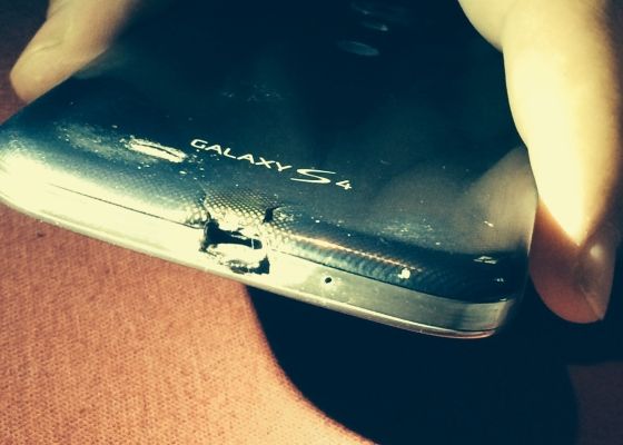 Un Om S A Plans Ca I S A Stricat Un Samsung Galaxy S4 Reactia Inedita A Celor De La Htc Ce Cadou A Primit