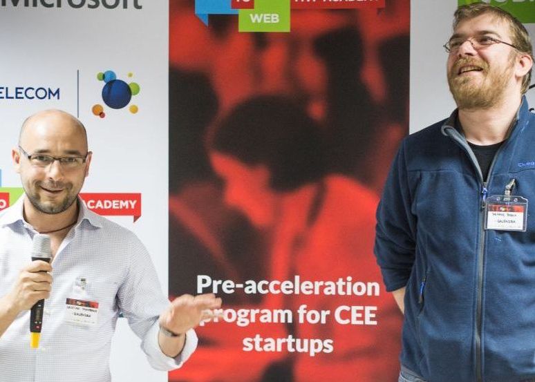 Doi tineri au renuntat la job ca sa revolutioneze turismul. Qalendra.com te duce la festivalul de zmee sau la bataia cu rosii Doi Tineri Au Renuntat La Job Ca Sa Revolutioneze Turismul Qalendra Com Te Duce La Festivalul De Zmee 1 1