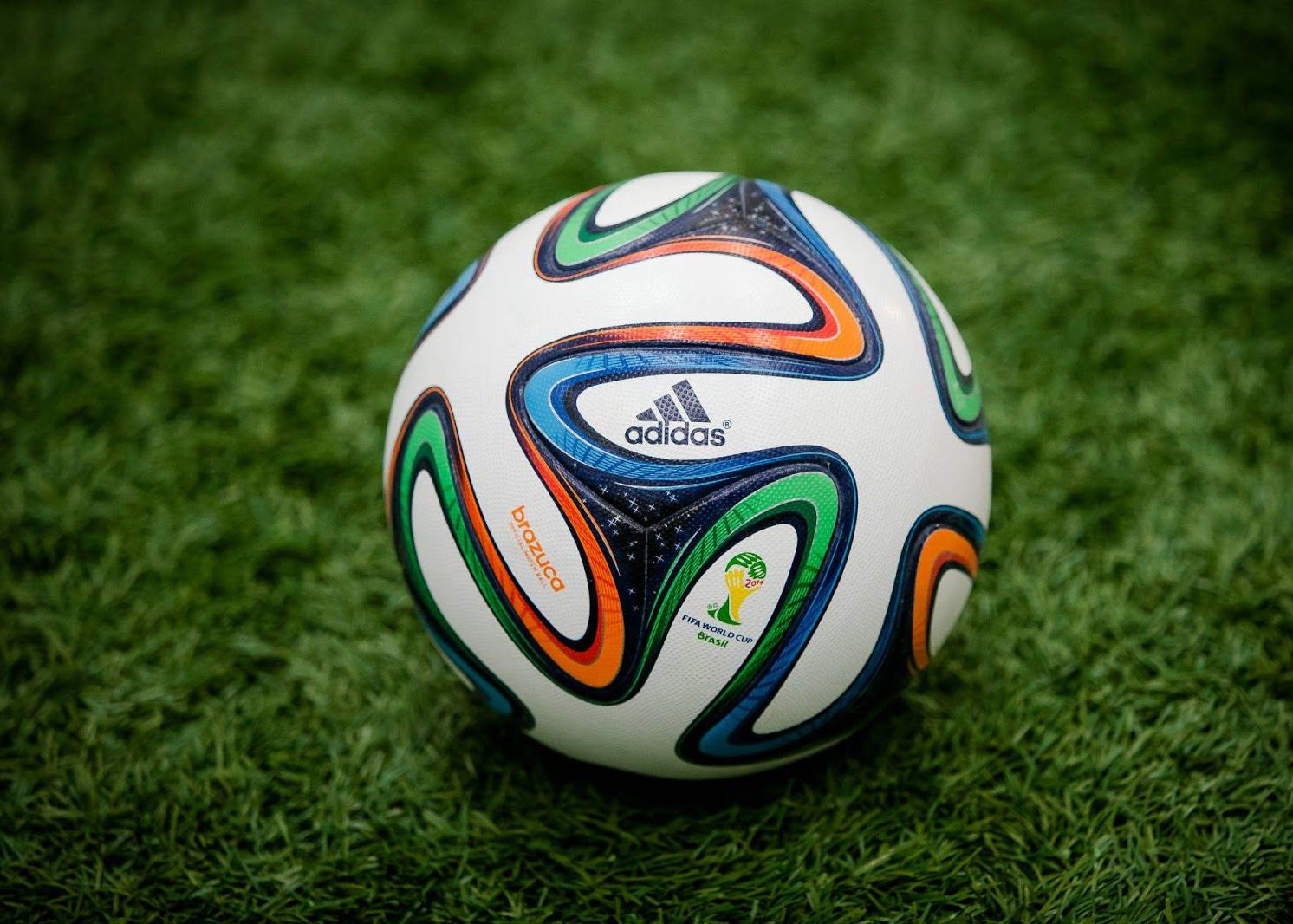 Multi romani s-au uitat la Cupa Mondiala folosind un proiector. Vanzarile liderului de pe piata au crescut spectaculos Multi Romani S Au Uitat La Cupa Mondiala Folosind Un Proiector Vanzarile Liderului De Pe Piata Au Crescut