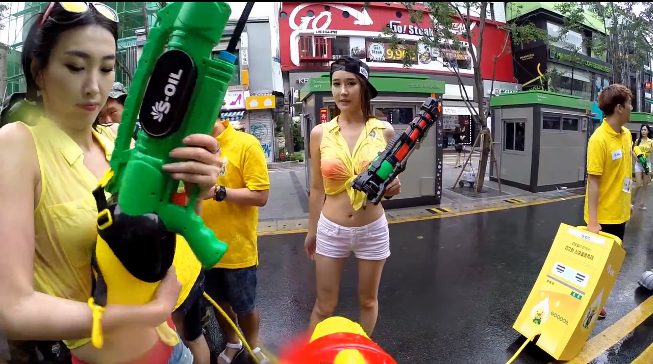 Ce fac asiaticii cu o camera video rezistenta la apa! Video-ul care iti face pofta de distractie 100% de vara!