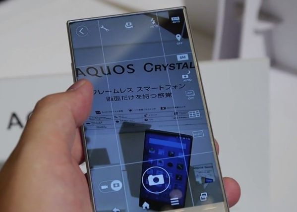 Telefonul cu cea mai subtire rama, Sharp Aquos Crystal, se lanseaza in America. VIDEO Telefonul Cu Cea Mai Subtire Rama Sharp Aquos Crystal Se Lanseaza In America