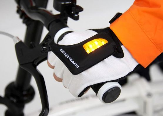 Gadgeturi Pentru Biciclisti Rucsacul Cu Semnalizare Manusa Cu Sageti Luminoase Si Aplicatia Antifurt