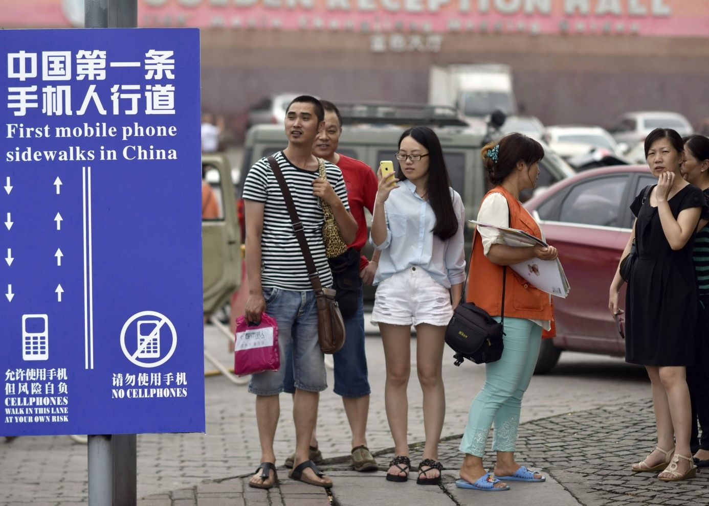 Chinezii Au Inventat Primul Trotuar Pe Care Ai Voie Sa Ti Folosesti Telefonul Mobil