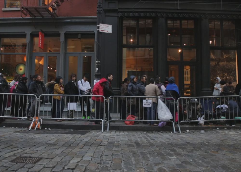 Majoritatea Iphone Urilor Cumparate In Prima Zi De La Lansare Sunt Revandute Pe Piata Neagra Video