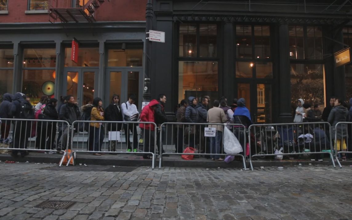 Majoritatea Iphone Urilor Cumparate In Prima Zi De La Lansare Sunt Revandute Pe Piata Neagra Video