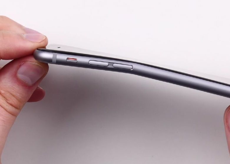 Doi Tineri Au Intrat In Magazine Apple Ca Sa Testeze Daca Iphone 6 Se Indoaie Video