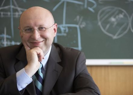 Un cercetator nascut la Arad a castigat Nobelul pentru Chimie Un Cercetator Nascut La Arad A Castigat Nobelul Pentru Chimie