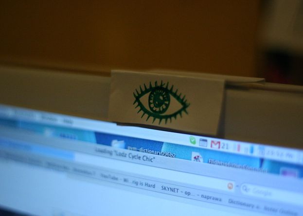 Europenii Isi Acopera Camera Video De La Laptop De Teama Sa Nu Fie Spionati