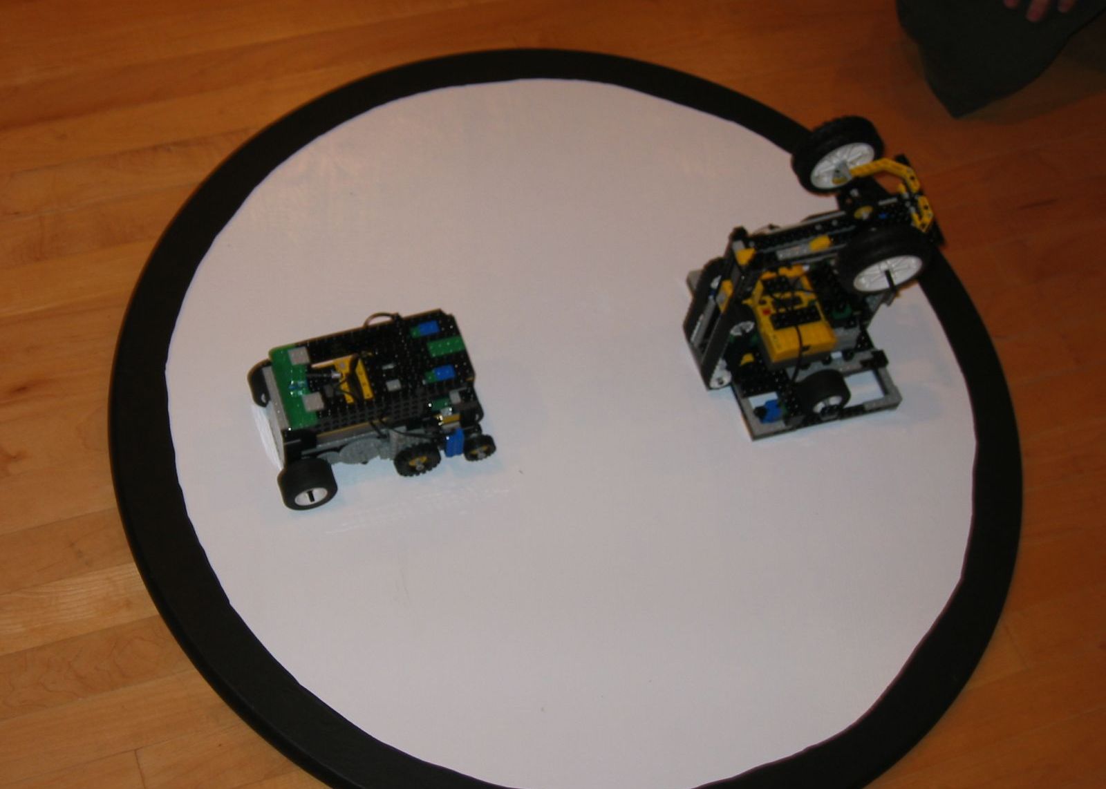 Robotii de sumo si urmaritori de linie se intrec la Robochallenge, in Politehnica Robotii De Sumo Si Urmaritori De Linie Se Intrec La Robochallenge In Politehnica