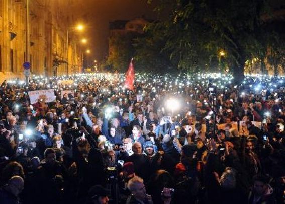 10 000 De Oameni Protesteaza In Ungaria Impotriva Taxarii Internetului De Catre Stat