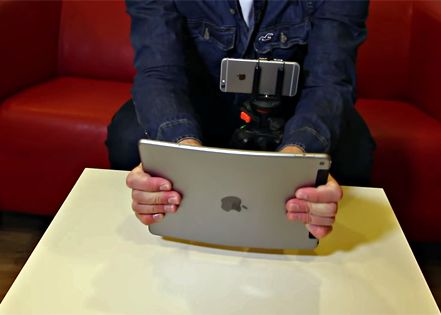 A vrut sa vada daca noul iPad Air 2 se indoaie. Cateva clipe mai tarziu plangea dupa tableta. Video A Vrut Sa Vada Daca Noul Ipad Air 2 Se Indoaie Cateva Minute Mai Tarziu Plangea Dupa Tableta Video