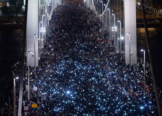 100.000 de oameni au protestat la Budapesta impotriva taxei pe Internet 100 000 De Oameni Au Protestat La Budapesta Impotriva Taxei Pe Internet