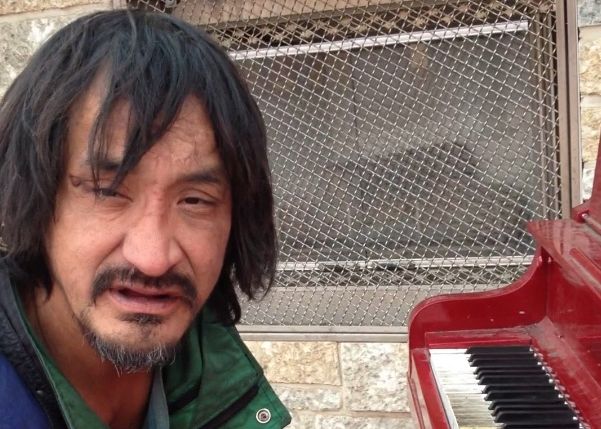 Viralul zilei: un om al strazii canta incredibil la pian Viralul Zilei Un Om Al Strazii Canta Incredibil La Pian