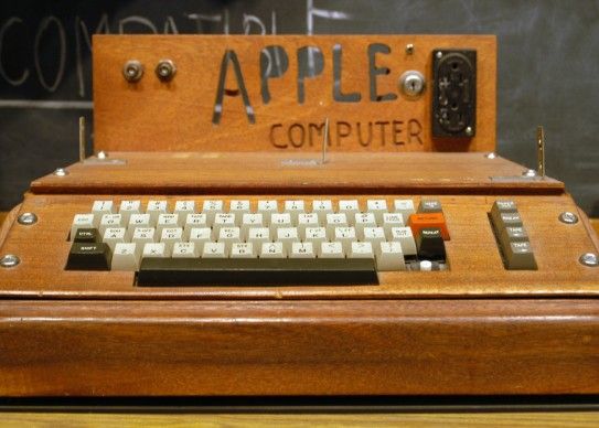 Calculatorul original Apple I vandut de Steve Jobs in 1976 poate fi cumparat cu 1 milion de dolari la licitatie. Cum arata. Foto Calculatorul Original Apple I Vandut De Steve Jobs In 1976 Poate Fi Cumparat Cu 1 Milion De Dolari La