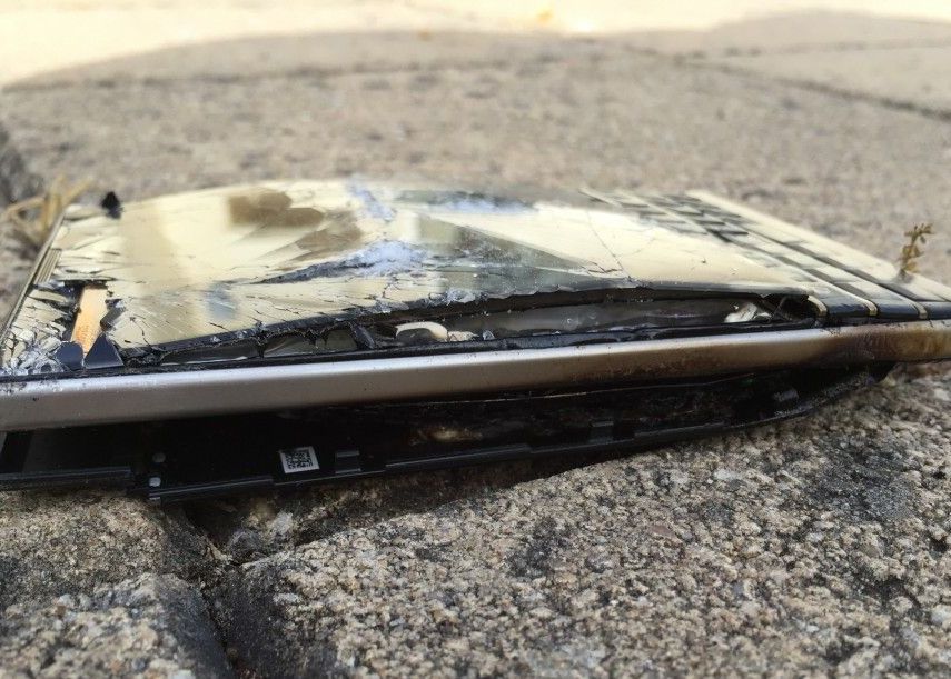 Cel Mai Extrem Test De Rezistenta Blackberry Passport Distrus Abia Dupa Ce A Fost Lovit Cu Ciocanul 1