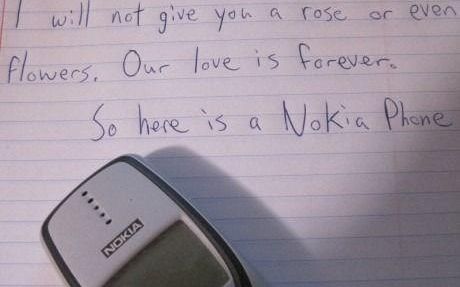 Imaginea Care A Devenit Virala Ce I A Scris Un Barbat Iubitei Pe Un Biletele Deasupra Unui Nokia 3310