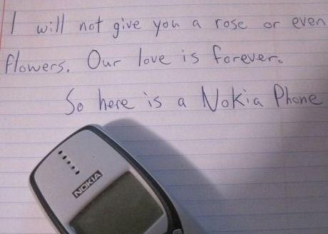 Imaginea Care A Devenit Virala Ce I A Scris Un Barbat Iubitei Pe Un Biletele Deasupra Unui Nokia 3310