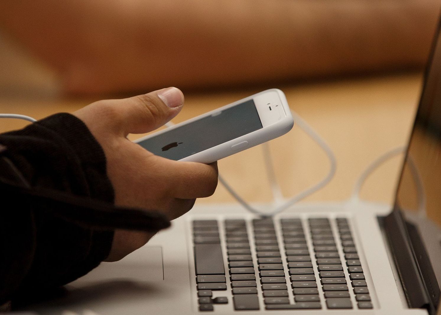 E cel mai mare pe care l-am vazut Ti-ai cumparat iPhone sau iPad? Gadgetul tau e in pericol E Cel Mai Mare Pe Care L Am Vazut Ti Ai Cumparat Iphone Sau Ipad Gadgetul Tau E In Pericol